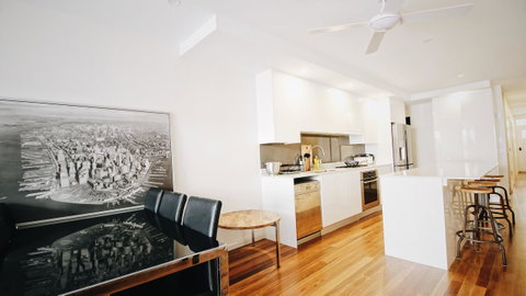Cozy 5 Bed House In Sydney - Inverell Accommodation 5