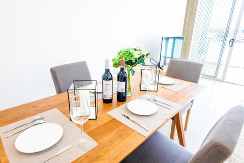 Near Train Station, New 2 BR Apt/free Parking - Inverell Accommodation 4