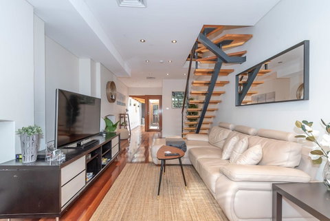 2 Bed House + Loft In Pyrmont - Inverell Accommodation 0