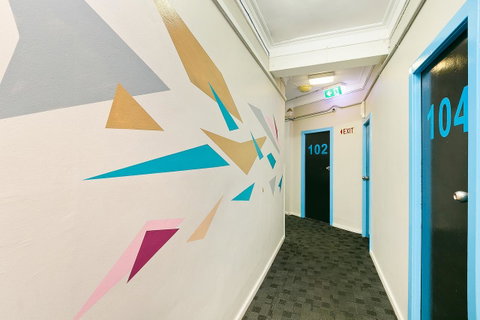 Mad Monkey Downtown - Inverell Accommodation 5