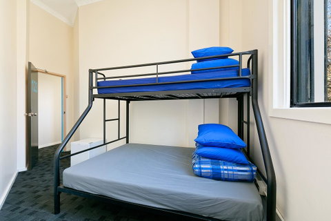 Mad Monkey Downtown - Inverell Accommodation 13