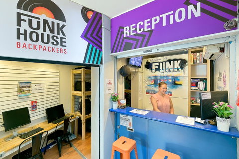 Mad Monkey Downtown - Inverell Accommodation 3