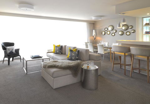 QT Canberra - Inverell Accommodation 24