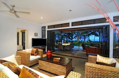 Bramston Beach - Luxury Holiday House - Inverell Accommodation 1