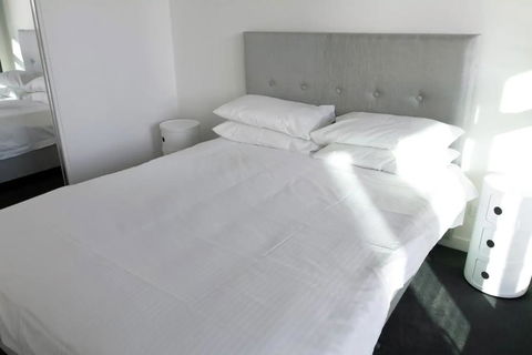 Brand New 1 Bedroom In South Melbourne In Luxury High Rise Block - Inverell Accommodation 3