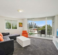 Bridge and Sails - Views of the Bridge and Opera House from this Executive 2BR Apartment in Darlinghurst - Inverell Accommodation