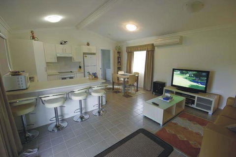 Broke Village Hideaway - Inverell Accommodation 3