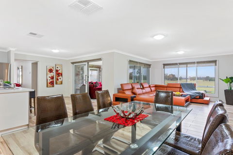 Bulla Hill Villas - Melbourne Airport - Inverell Accommodation 1