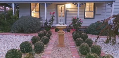 C & A's Cottage - Inverell Accommodation 0