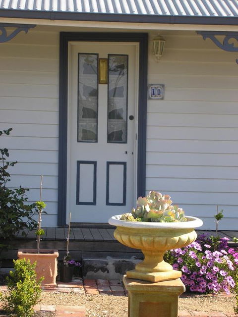 C & A's Cottage - Inverell Accommodation 3