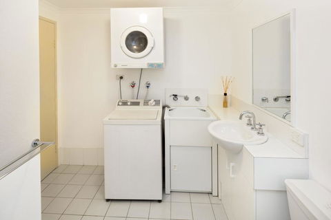 Cascades 3 Well Appointed And Central Location - Inverell Accommodation 1