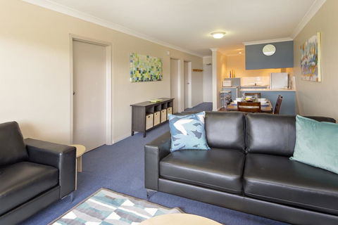 Central Park 7 - The Convenience Of Location & The Warmth Of Comfortable Living - Inverell Accommodation 1