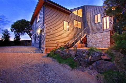 Charltom Hills - Inverell Accommodation 2