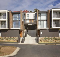 Chilam 'B' - Sophisticated style with views to the lake  mountains - Inverell Accommodation