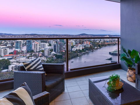 City Sky Home In Africa - River & Story Bridge Views - Inverell Accommodation 0