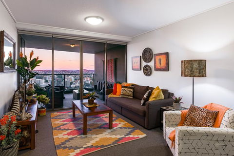 City Sky Home In Africa - River & Story Bridge Views - Inverell Accommodation 2