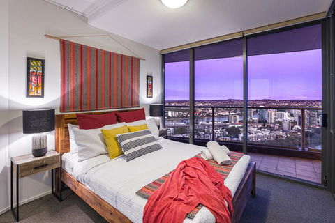 City Sky Home In Africa - River & Story Bridge Views - Inverell Accommodation 3