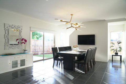 Classic 6BRM Villa In Melbourne - Inverell Accommodation 2