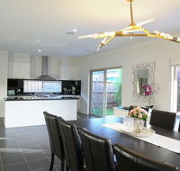 Classic 6BRM Villa in Melbourne - Inverell Accommodation