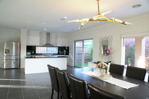 Classic 6BRM Villa In Melbourne - Inverell Accommodation 0
