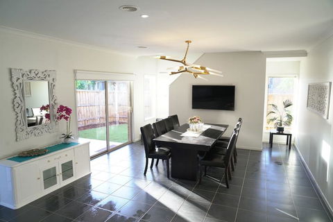 Classic 6BRM Villa In Melbourne - Inverell Accommodation 3