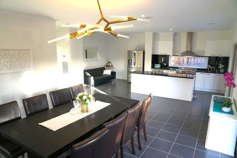 Classic 6BRM Villa In Melbourne - Inverell Accommodation 1