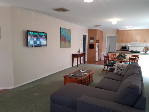 Cobram Cottage - Inverell Accommodation 3