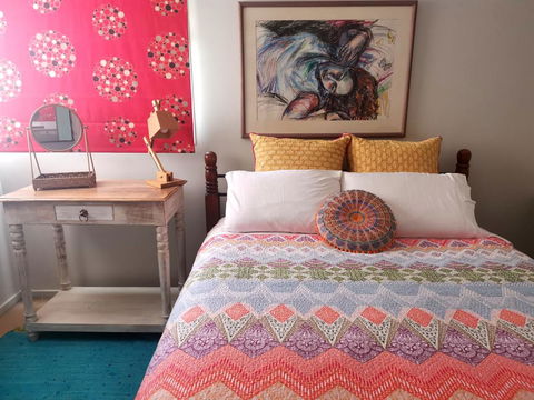 Colourful Creative Artist House Glen Waverley - Inverell Accommodation 2