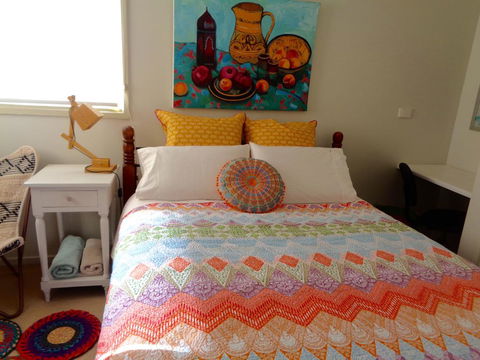 Colourful Creative Artist House Glen Waverley - Inverell Accommodation 0
