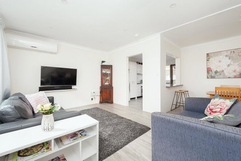Comfy & Convenient @ Homebush West 300 Steps Train - Inverell Accommodation 1