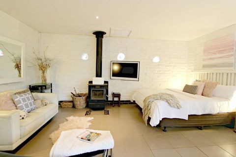 Corinella - Inverell Accommodation 0