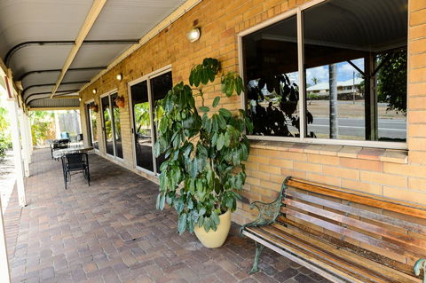 Country Comfort Gin Gin Wild Scotsman Motor Inn - Inverell Accommodation 3