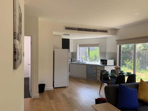Cozy Ensuite Master Bedroom In Bentleigh East - Inverell Accommodation 2