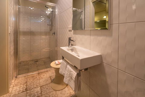 Cygnet, Studio On Sturt - Inverell Accommodation 3