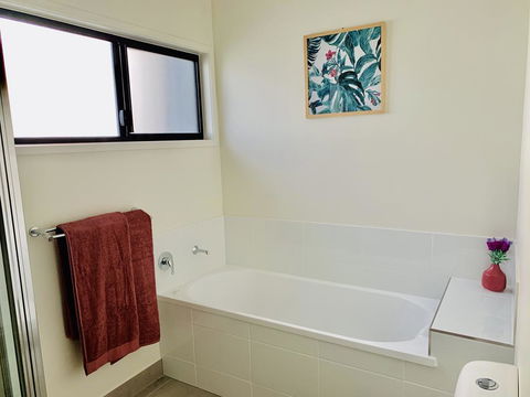 DAYDREAMING Airlie Beach, Water Views & Only 200m To Boardwalk. - Inverell Accommodation 3