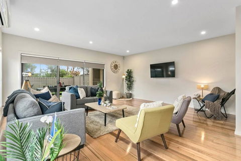 Dromana Beach House For Two Families. - Inverell Accommodation 1