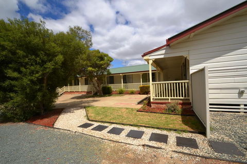 Echuca Holiday Units - Inverell Accommodation 0
