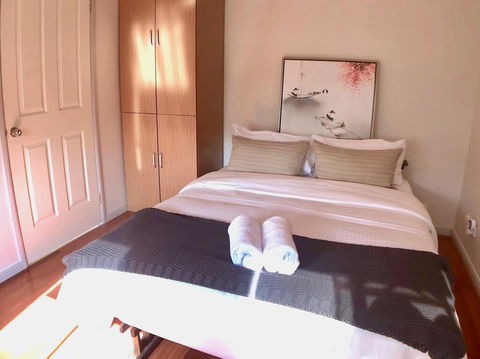 Elegant Glen House 4B5B ParkFront - Inverell Accommodation 3