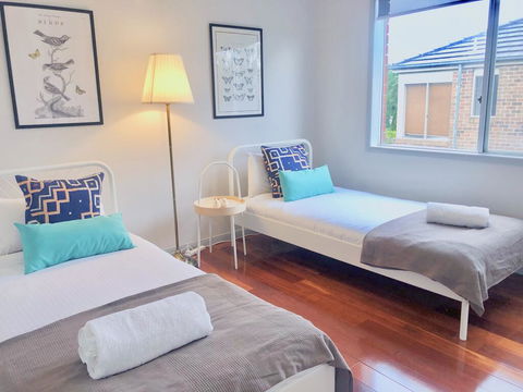 Elegant Glen House 4B5B ParkFront - Inverell Accommodation 2