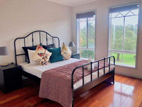 Elegant Glen House 4B5B ParkFront - Inverell Accommodation 1