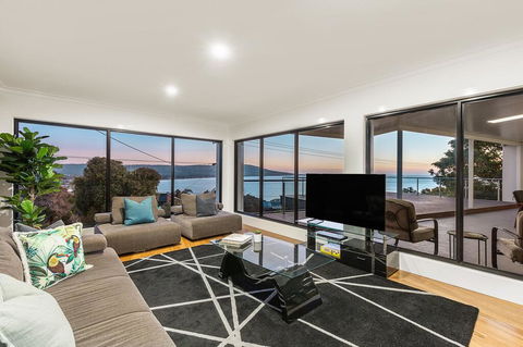 Ellerina Sea Vista Luxury Family Retreat With Sauna, Pool, Amazing Water Views, Walk To Beach - Inverell Accommodation 3