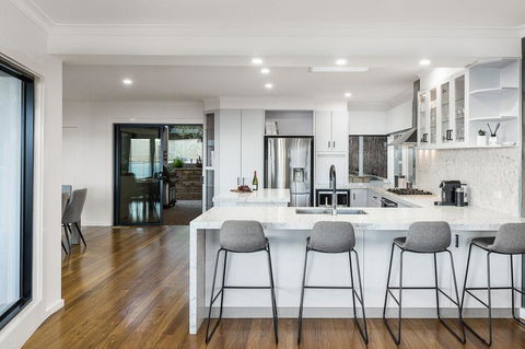 Ellerina Sea Vista Luxury Family Retreat With Sauna, Pool, Amazing Water Views, Walk To Beach - Inverell Accommodation 1