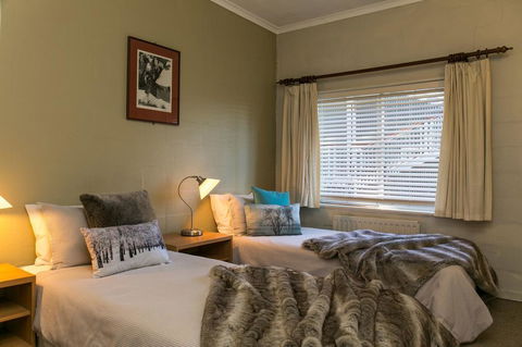 Feathertop Alpine Lodge - Inverell Accommodation 1