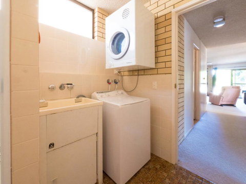 Golden Shores Unit 3, 21 Landsborough Parade - Inverell Accommodation 1