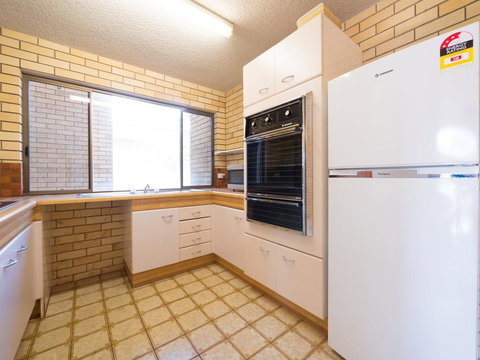 Golden Shores Unit 3, 21 Landsborough Parade - Inverell Accommodation 3