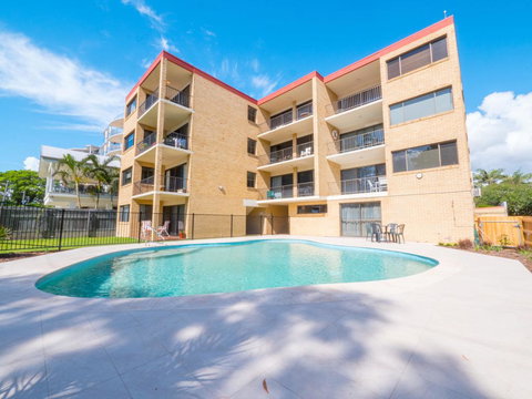 Golden Shores Unit 3, 21 Landsborough Parade - Inverell Accommodation 0