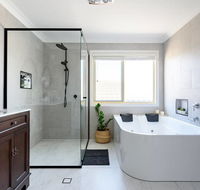 Hamptons Waterfront Getaway - Inverell Accommodation