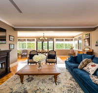 Hedge House - luxury space style great location - Inverell Accommodation