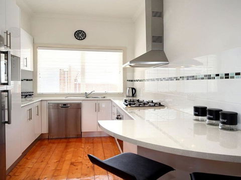 Hidden Gem In Cafe Strip! Chadstone + King Bed - Inverell Accommodation 1