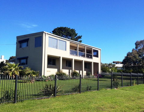 Island Getaway - Inverell Accommodation 0